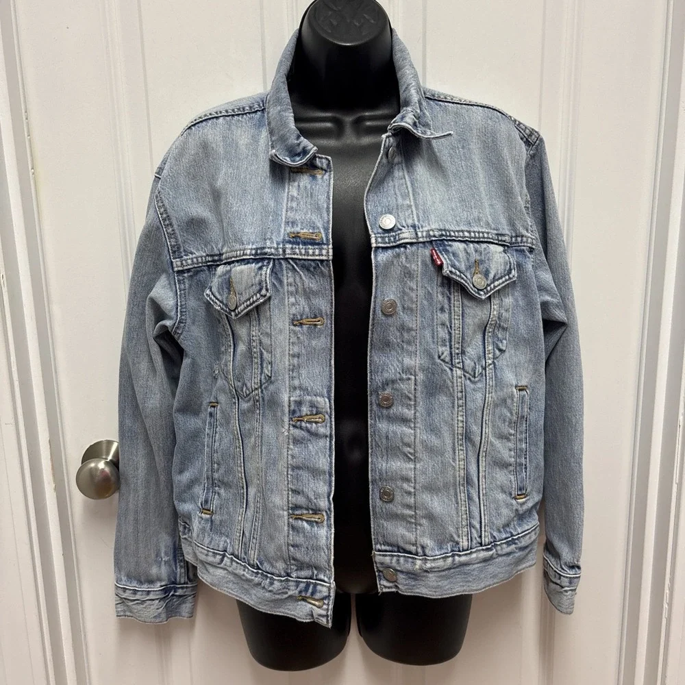 Levi's Light Stonewash Front Button Closure  Trucker Denim Jacket - Size Medium